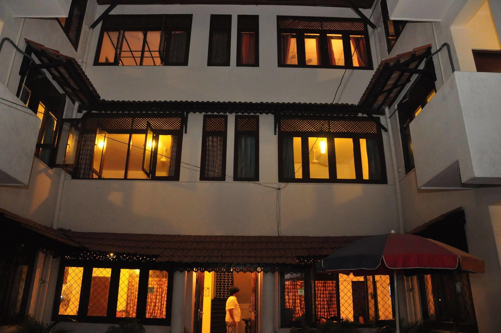 Blue Seas Guest House Дехивала-Маунт-Лавиния Экстерьер фото