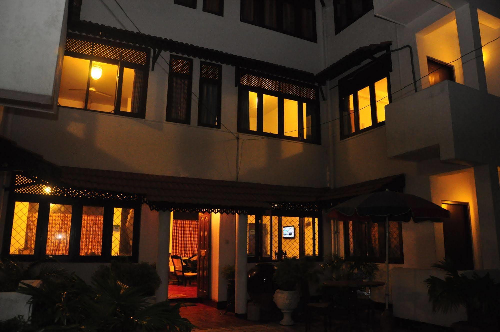 Blue Seas Guest House Дехивала-Маунт-Лавиния Экстерьер фото