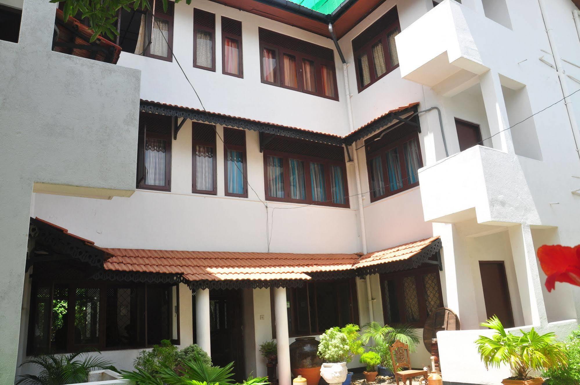 Blue Seas Guest House Дехивала-Маунт-Лавиния Экстерьер фото
